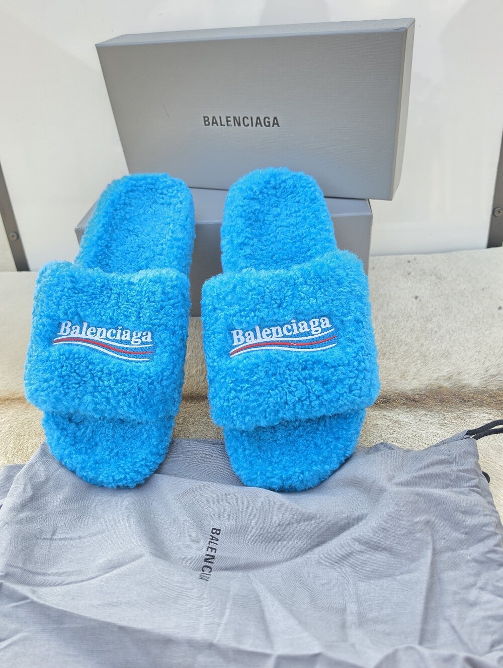 Balenciaga furry slide sandals in blue faux shearling - Picture 4 of 8
